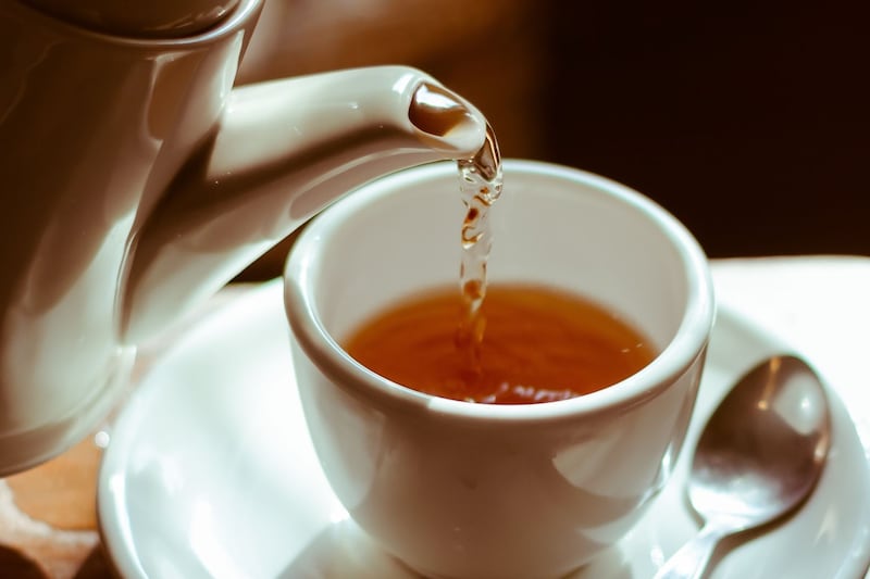 Bere caffè o tè bollenti aumenta di 3 volte il rischio di tumore: ecco quali sono i pericoli e come evitarli