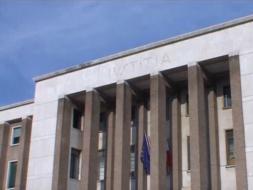 Latina, pesta la moglie per farla abortire: arrestato bengalese