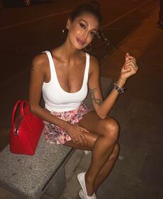Cristina Buccino, scollatura hot in vacanza 8
