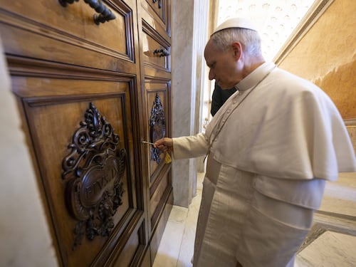 Lezione del Papa ai media: "Ora disarmate le parole"