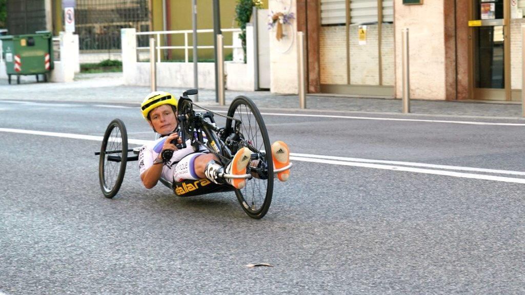"Sono salita su una bici e alla mia malattia ho fatto una pernacchia"