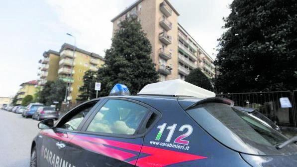 Accoltella la moglie e si impicca, lei corre in strada sanguinante. Orrore a Roma
