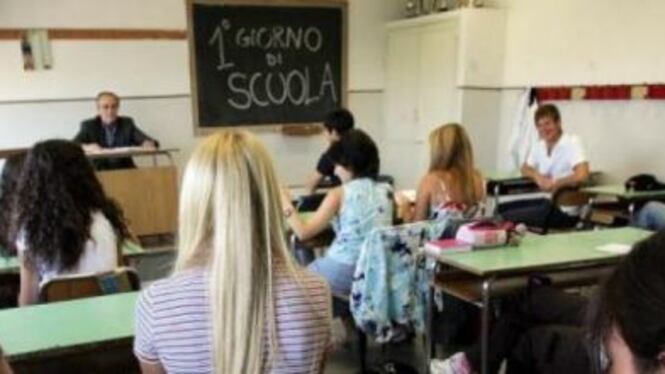 Agrigento, calcinacci cadono in testa a studenti