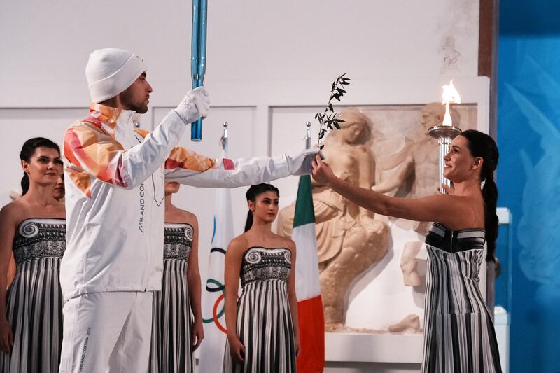 Milano-Cortina 2026: la fiamma olimpica inizia il lungo viaggio da Olimpia 1
