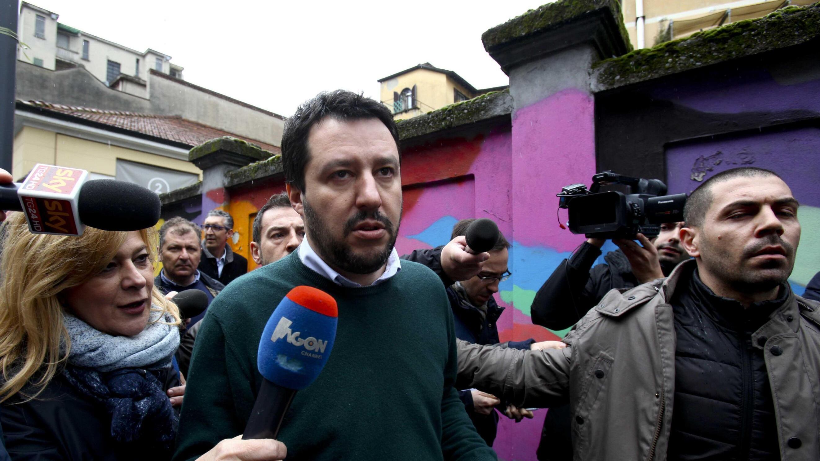 Salvini sfida gli abusivi (e gli insulti)