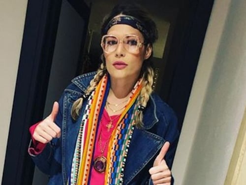 Laura Chiatti e la polemica sul dito medio del figlio: “Insegnare ad amare è più importante”