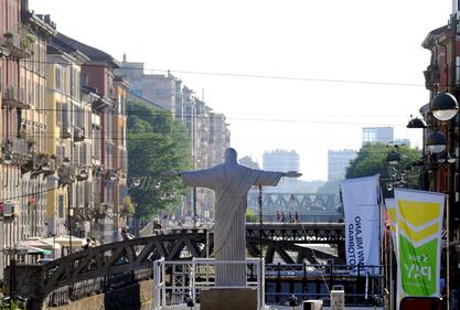Il Cristo di Rio sui navigli a Milano 5