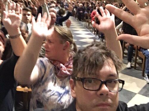 Un regista all'interno della chiesa pubblica una diretta Twitter sull'evento