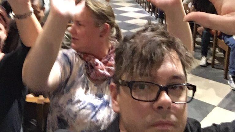 Un regista all'interno della chiesa pubblica una diretta Twitter sull'evento