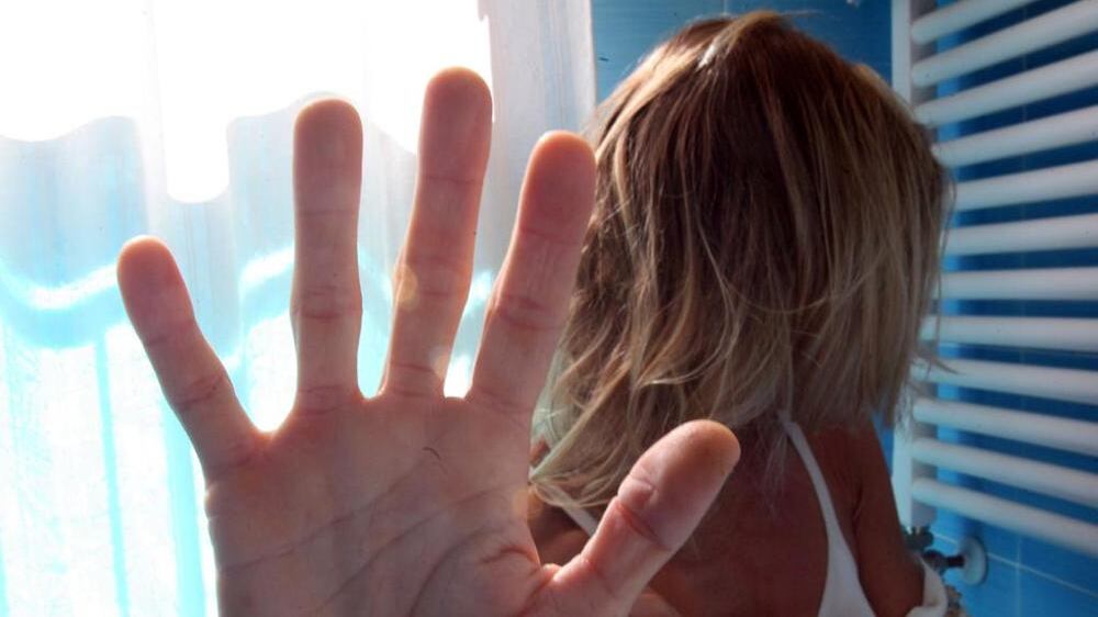 Francia, tocca e insulta donna su bus: prima condanna con nuova legge