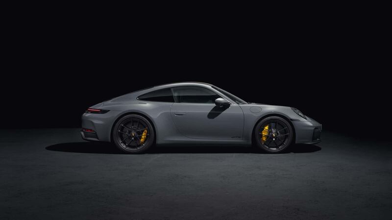 Nuova Porsche 911 GTS 2024, debutta la prima 911 ibrida della storia 3