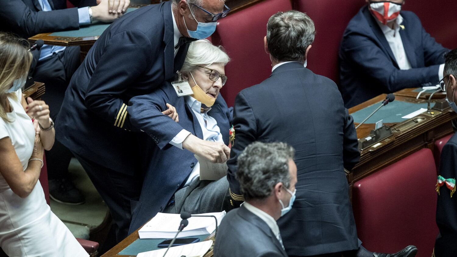 Prima lo cacciano di peso dall’Aula, ora Fico sospende Sgarbi