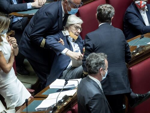 Prima lo cacciano di peso dall’Aula, ora Fico sospende Sgarbi
