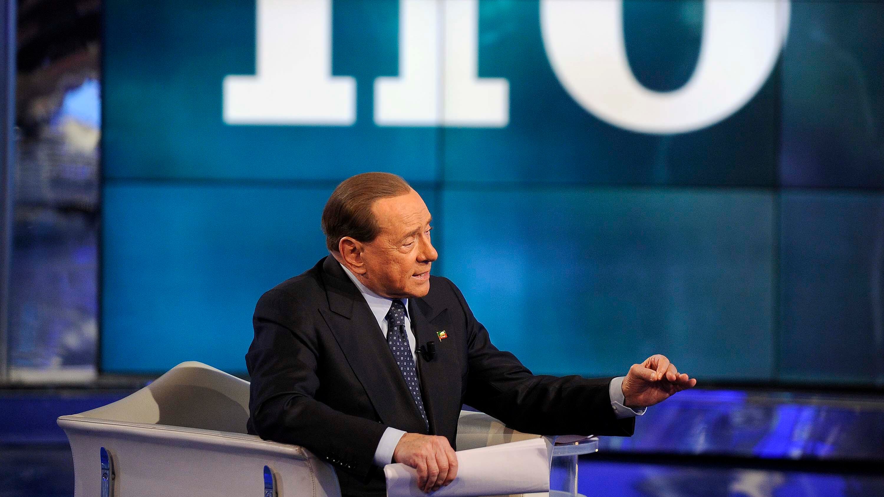 Berlusconi avvisa gli indecisi: se vince il Sì meglio espatriare