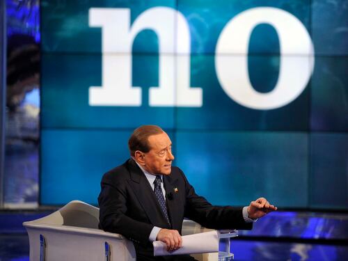 Berlusconi avvisa gli indecisi: se vince il Sì meglio espatriare