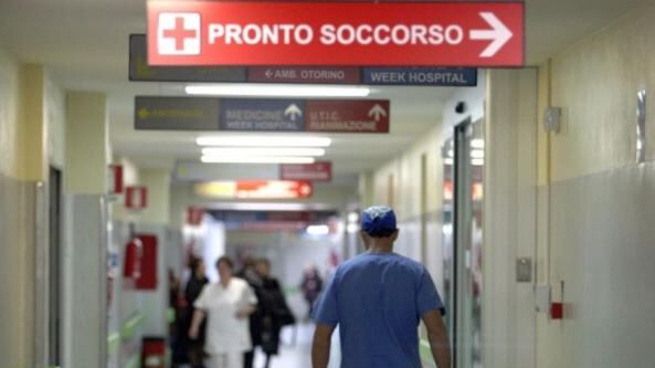 Vigilante aggredito dal figlio di una paziente all’ingresso dell’ospedale Pellegrini