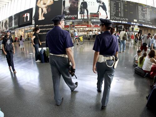 Accoltellato, rapinato e denudato alla stazione Termini. Caccia a 3 stranieri