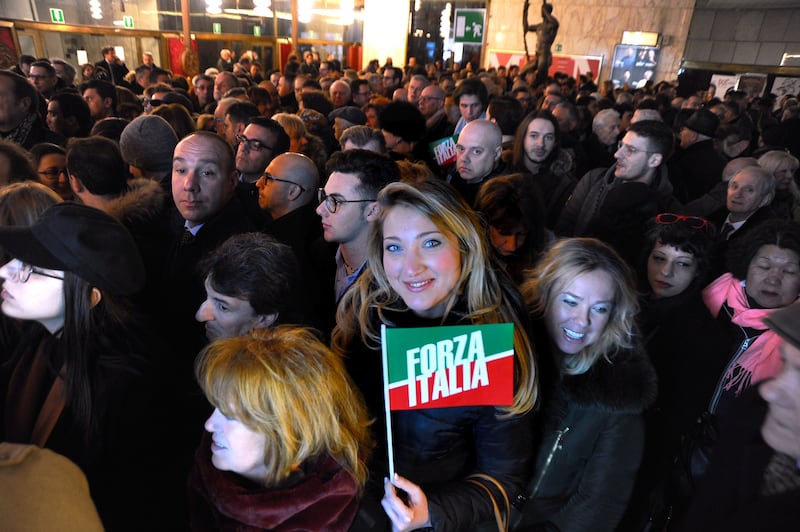 L'affetto che circonda Berlusconi a Milano 3