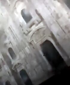 L'influencer con l'auto in piazza Duomo 2