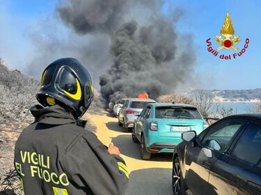 L'incendio scoppiato a Punta Molentis 11