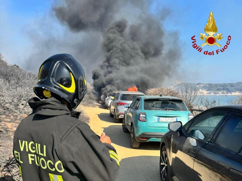 L'incendio scoppiato a Punta Molentis 11