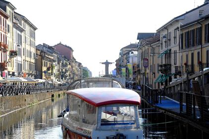 Il Cristo di Rio sui navigli a Milano 6