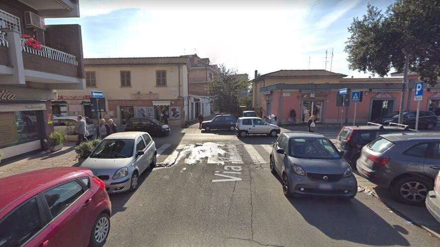 Furgone investe tre persone, tra loro una bimba di 4 anni