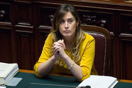 La Boschi in Aula attaccata al cellulare 13