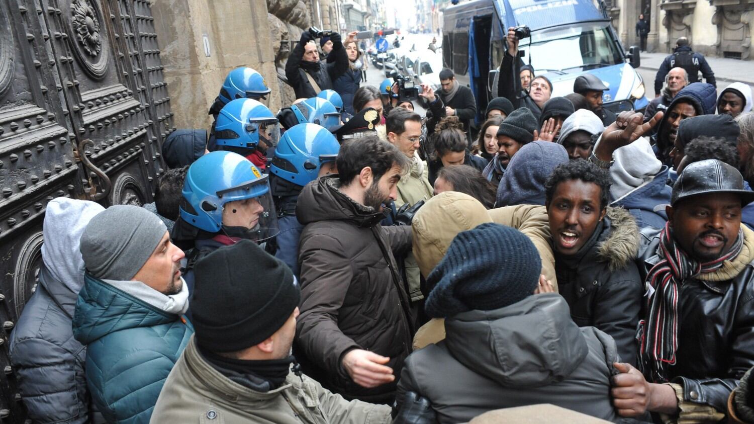 Firenze, protesta degli immigrati: tensioni davanti alla Prefettura