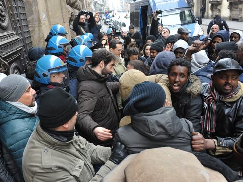 Firenze, protesta degli immigrati: tensioni davanti alla Prefettura