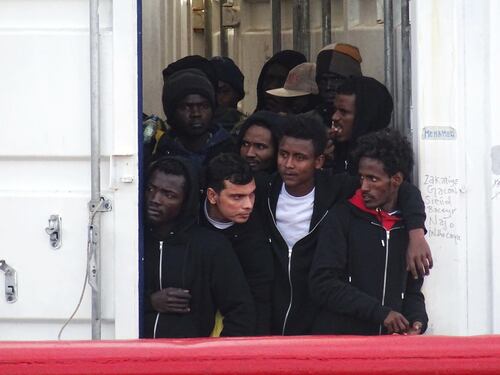 L'Ocean Viking "regala" 180 migranti all'Italia