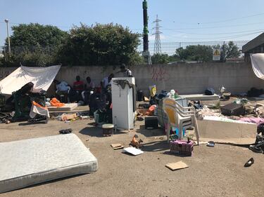 Roma, centinaia di migranti accampati in strada dopo lo sgombero dei palazzi occupati 1