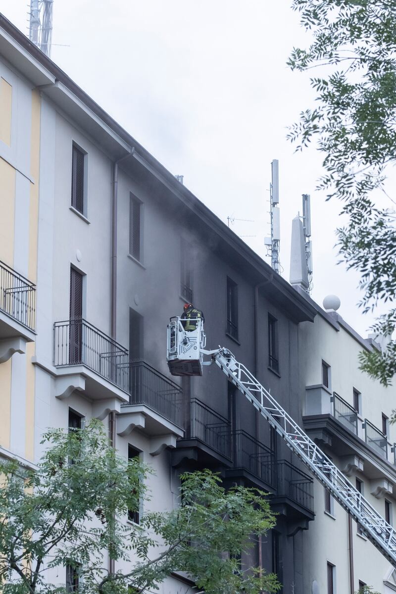 Incendio a Milano, tre morti in una palazzina per l'esplosione di un'auto 10