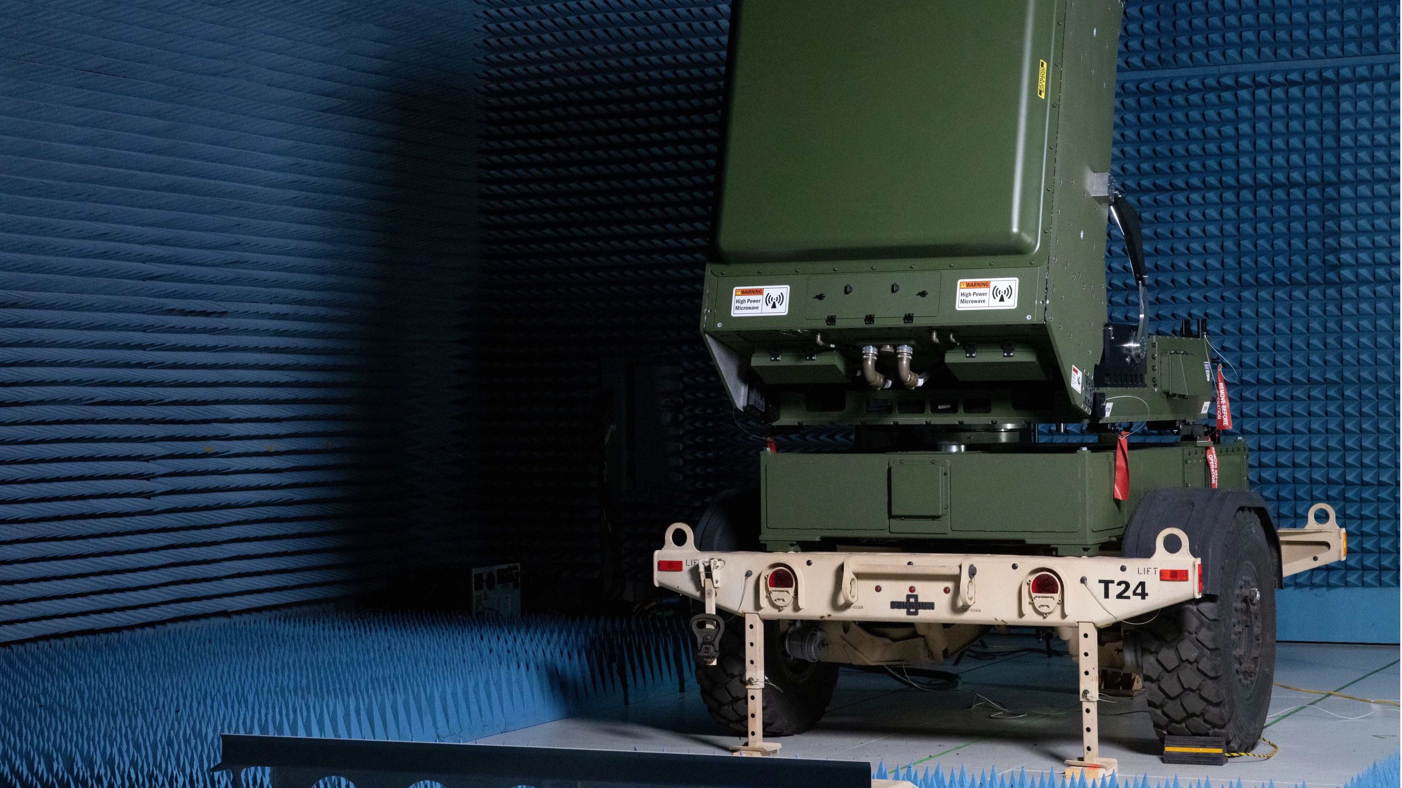 Microonde per contrastare gli sciami di droni: cosa sappiamo della nuova arma ExDECS dei marines