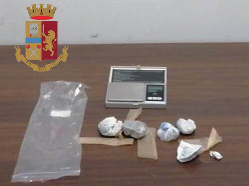 Lecce, tunisino trovato alla fermata del bus pieno di droga