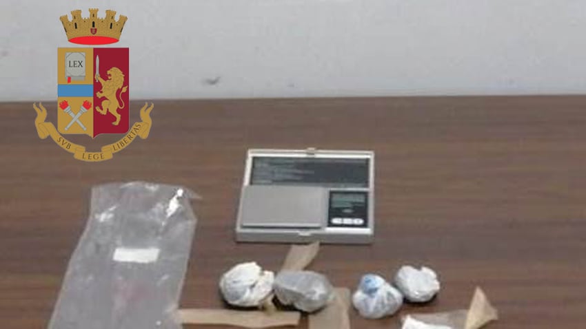 Lecce, tunisino trovato alla fermata del bus pieno di droga