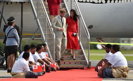 Dall'abito di Meghan spunta il cartellino 4