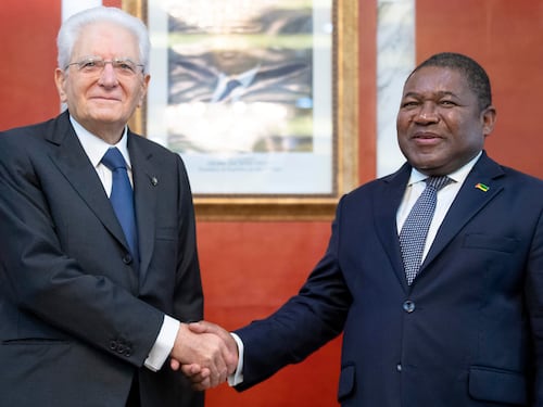 Mattarella e Casellati in Africa. La caccia alle risorse svuota i Palazzi