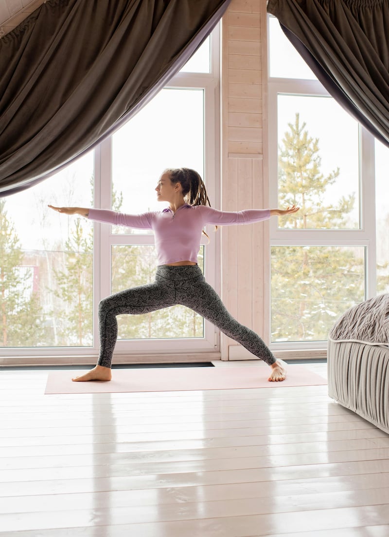La posizione yoga del guerriero