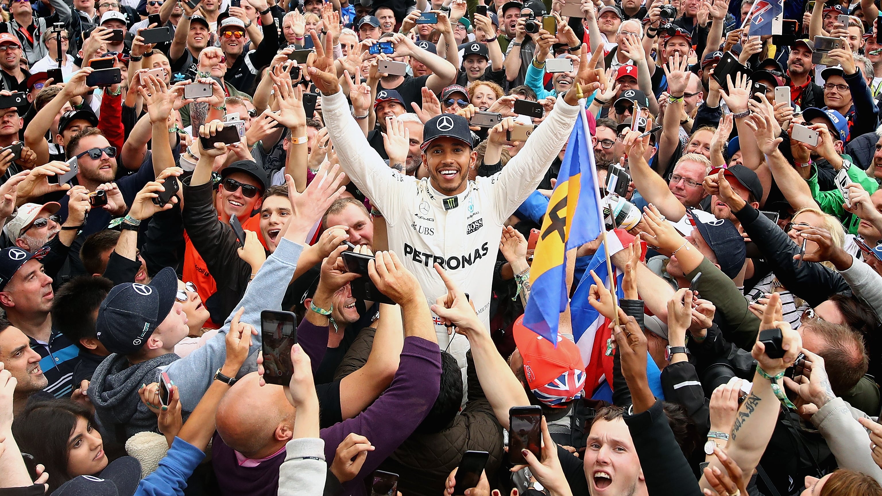 Rossa con le gomme a terra per stare al passo con Lewis