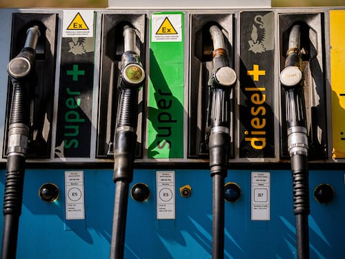 Sfida del governo al caro benzina: ipotesi contributo dal settore energia