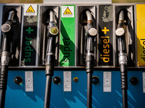 Petrolio oltre quota 100, oggi la proroga del taglio accise