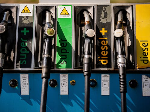 Carburanti, il governo trova le risorse: prorogato fino al 5 settembre lo sconto sulle accise. Misura da 130 milioni di euro