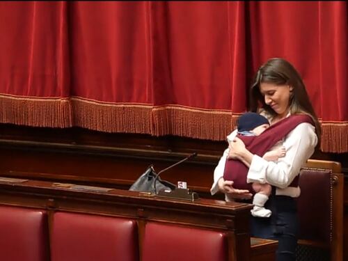 Gilda Sportiello, la prima deputata ad allattare in Aula: l'applauso bipartisan