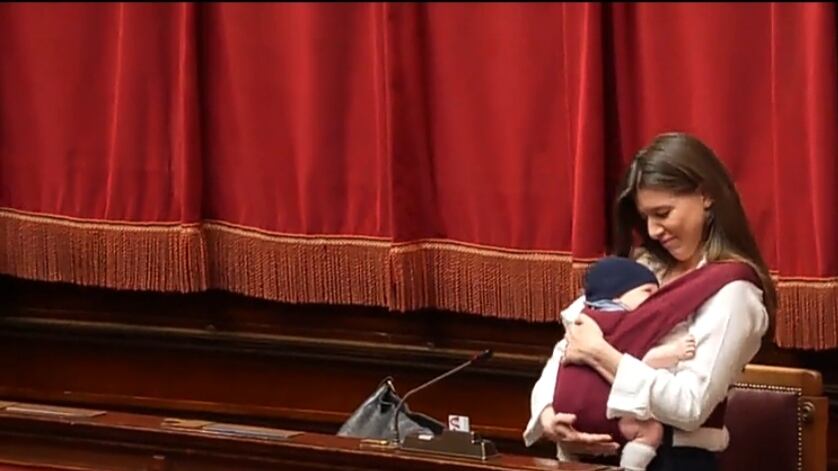 Gilda Sportiello, la prima deputata ad allattare in Aula: l'applauso bipartisan