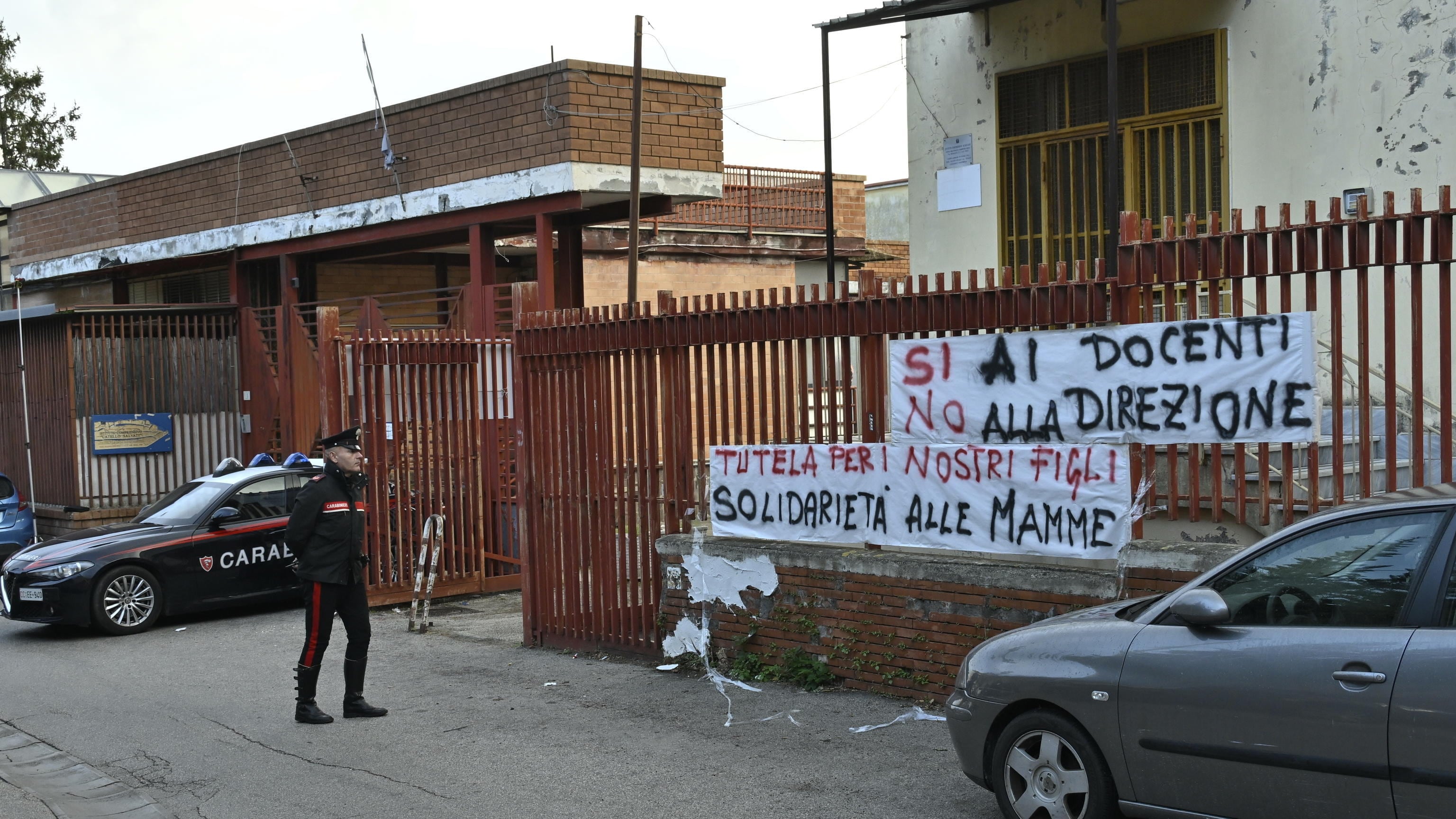 "Non fare il cicciobello", "Fate cose sporche". Le chat della prof arrestata per violenza sessuale