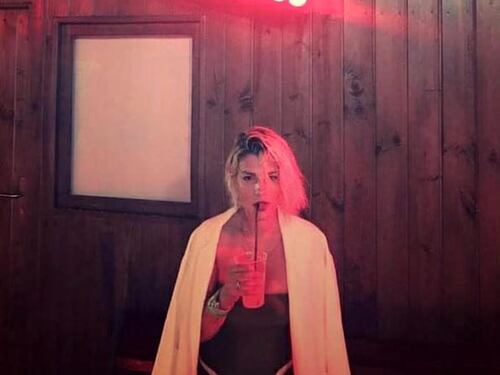 Emma Marrone beve a Ibiza: fan scatenati