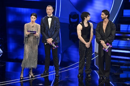 Sanremo 2024: ecco il look della seconda serata del Festival dei Santi Francesi  1