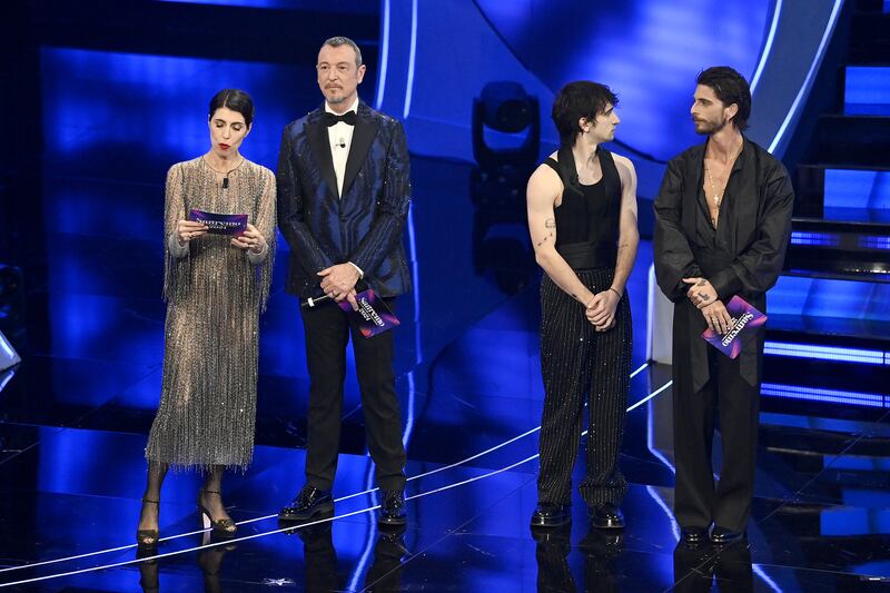 Sanremo 2024: ecco il look della seconda serata del Festival dei Santi Francesi  1