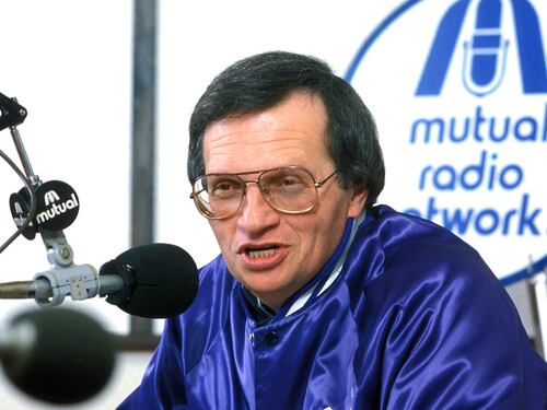 Morto Larry King, il giornalista in bretelle. Ha intervistato tutti i potenti del mondo